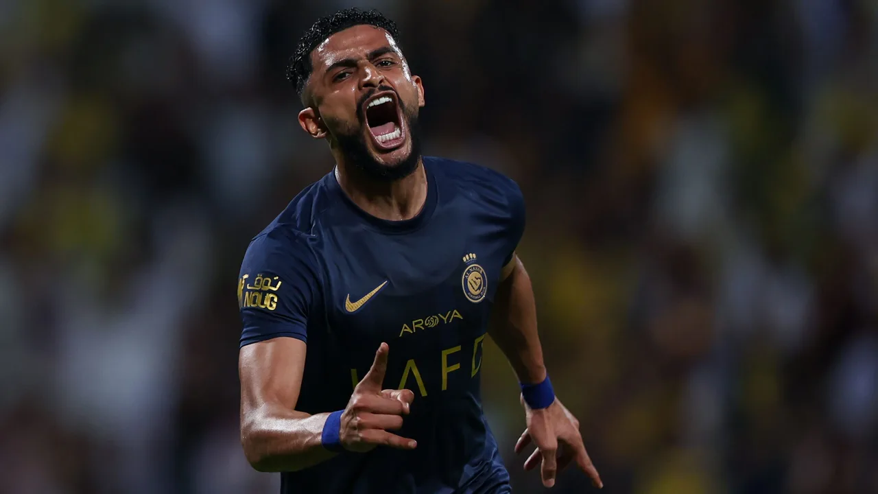 العمري يواجه مصيراً مجهولاً.. صافرات النصر تهز ثقته وتفتح باب الرحيل